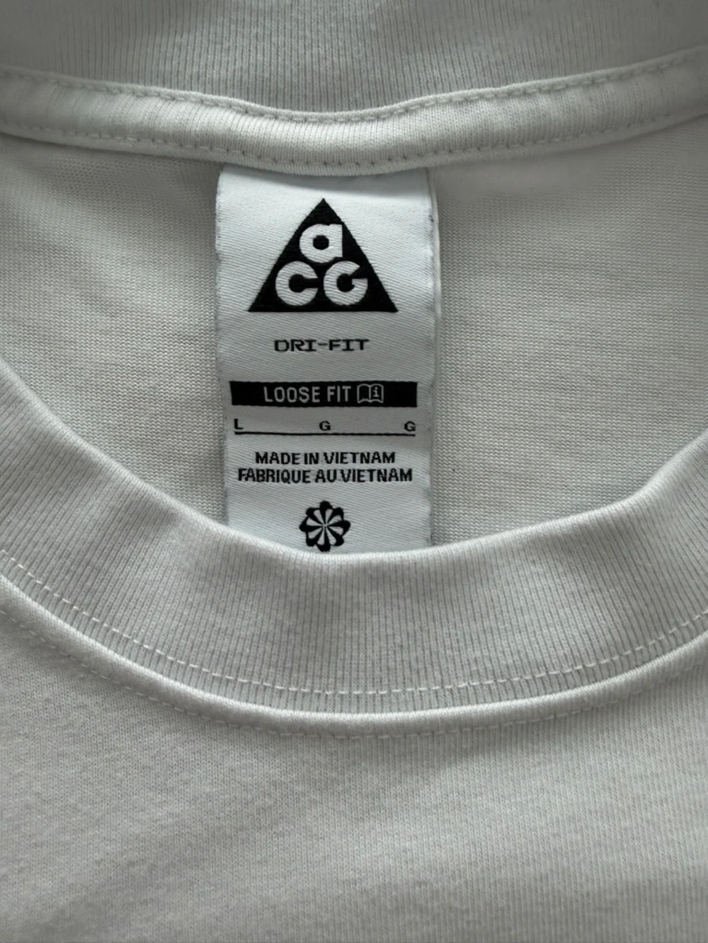 Nike ACG White Short-Sleeve Tee with Black Graphics - Picture 7 of 8
